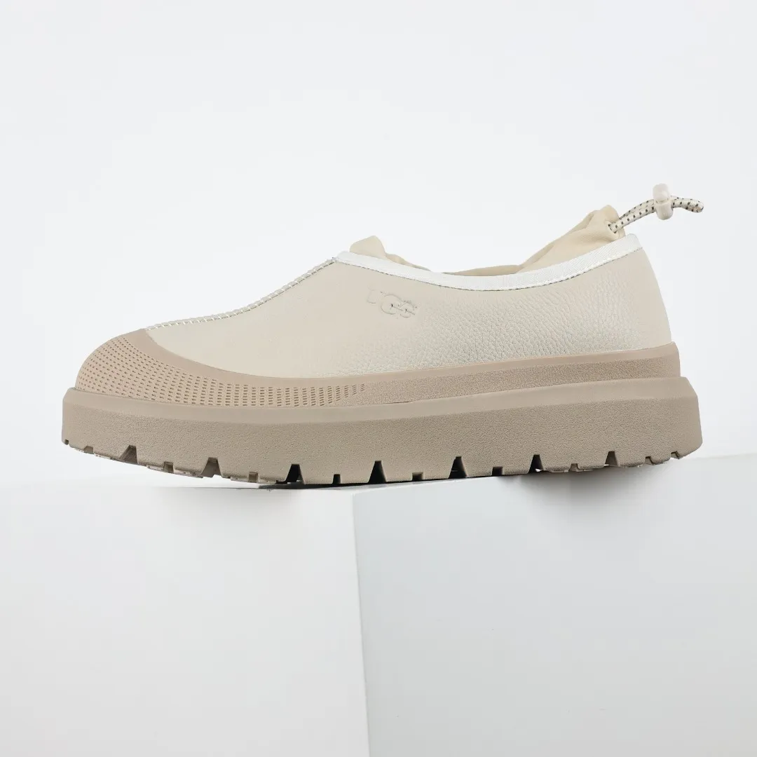 Pick up locally 💰620 Core recommendation Good price Cashmere insoles are a very suitable choice for keeping warm in winter and at home. In the new year, uug launched a series of styles, which are partial to the preferences of young consumers and have also moved to the forefront of fashion trends. Shoe body material Water-repellent coated suede upper 17mm UGGPURE™ implanted wool insole Lightweight non-slip comfortable rubber outsole With brand LOGO Trademark Comes with a full set of packaging Size: 35 36 37 38 39 40 41 42 43 44